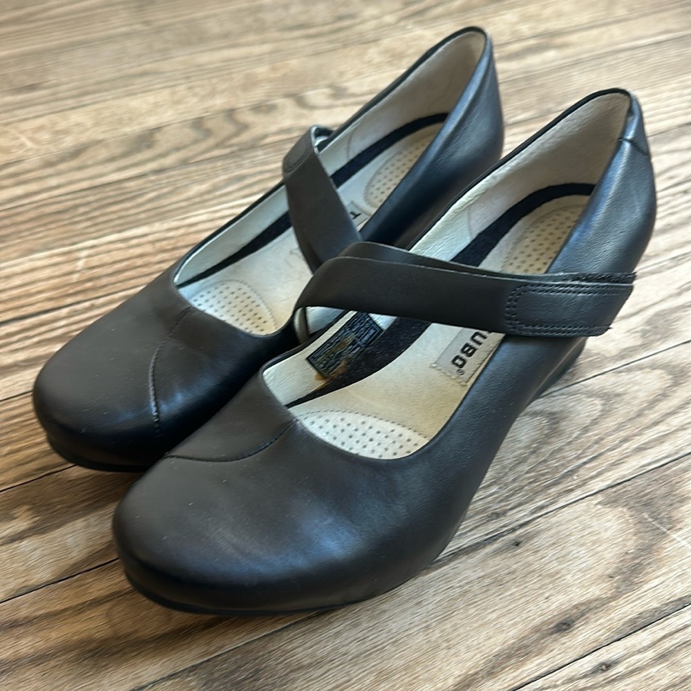 TSUBO Wedge Mary Jane Style Velcro Strap Shoe 6.5 EUC
